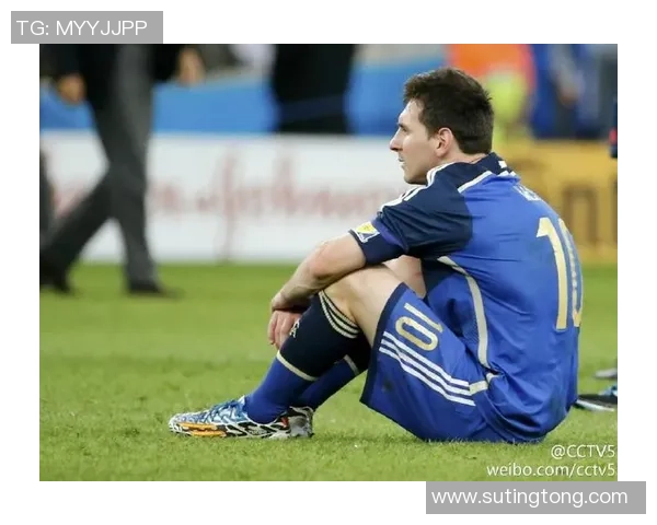 足球明星背影定格瞬间展现运动魅力与无尽拼搏精神