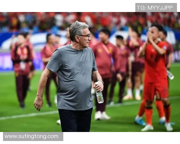 血汗与荣耀交织看足球球星拼命时刻的泪水与激情